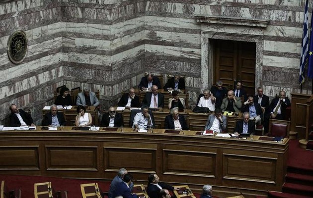 Βόμβα στη Βουλή: Υπουργός “σήκωσε” χρήματα πριν κλείσουν οι τράπεζες