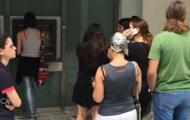 Έτρεξε για ανάληψη από ΑΤΜ με την βαφή μαλλιών στο κεφάλι!