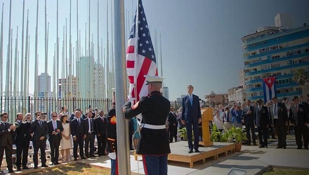 Αμερικάνοι πεζοναύτες ύψωσαν την “αστερόεσσα” στην Κούβα