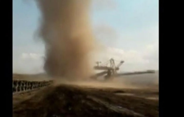 Εντυπωσιακό φαινόμενο: Ανεμοστρόβιλος σε ορυχείο στην Κοζάνη! (βίντεο)