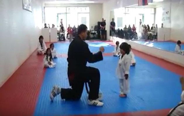 Αξιολάτρευτο βίντεο! Αγοράκι προσπαθεί να σπάσει σανίδα taekwondo!