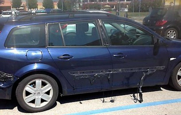 Απίστευτο! Αυτοκίνητο άρχισε να λιώνει από τη ζέστη! (βίντεο + φωτο)