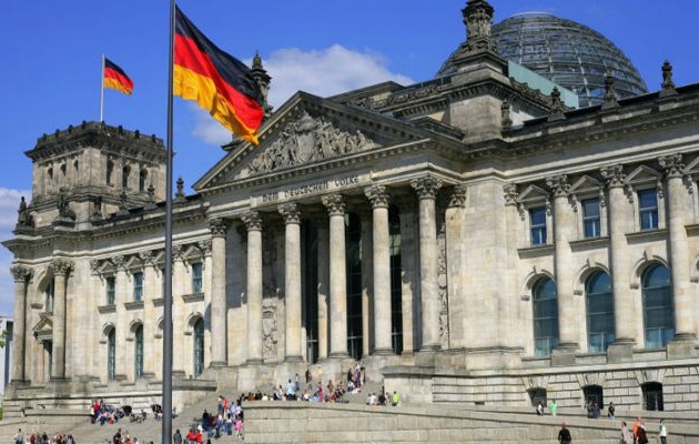 Το Βερολίνο απειλεί με “πάγωμα”  δόσεων αν δεν υλοποιηθεί το μνημόνιο