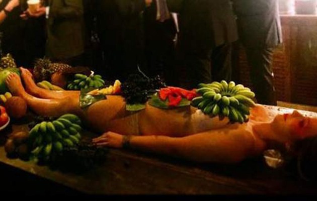 Σερβίρουν… γυμνές γυναίκες αντί για πιάτα (φωτογραφίες)