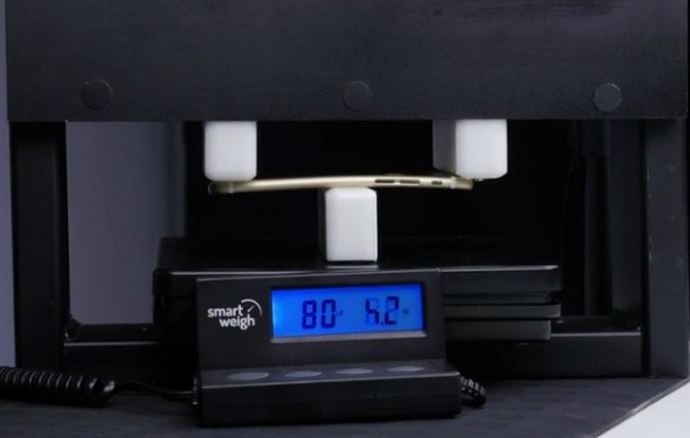 Δείτε το πρώτο τεστ για το εάν λυγίζει το iPhone 6s (βίντεο)