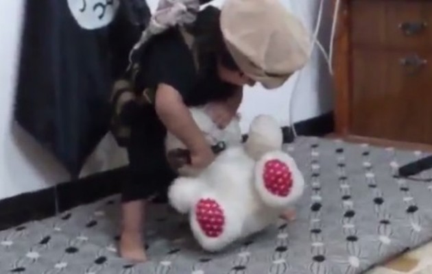 Άρρωστο! Τζιχαντιστής μαθαίνει στο 2 ετών παιδί του να αποκεφαλίζει (βίντεο)