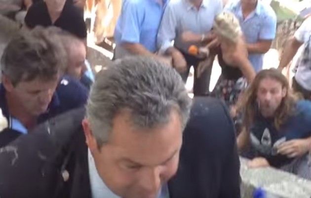 Χρυσαυγίτες επιτέθηκαν στον Καμμένο με μπουκάλια και αβγά στην Κω (βίντεο)