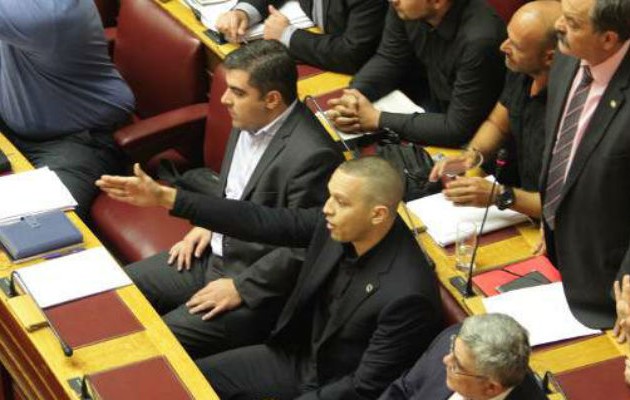 Της κακομοίρας στη Βουλή! Κασιδιάρης σε Φίλη: Κάτσε κάτω χοντρέ