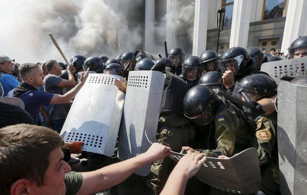 Κίεβο: Συγκρούσεις έξω από το κοινοβούλιο με ένα νεκρό και δεκάδες τραυματίες