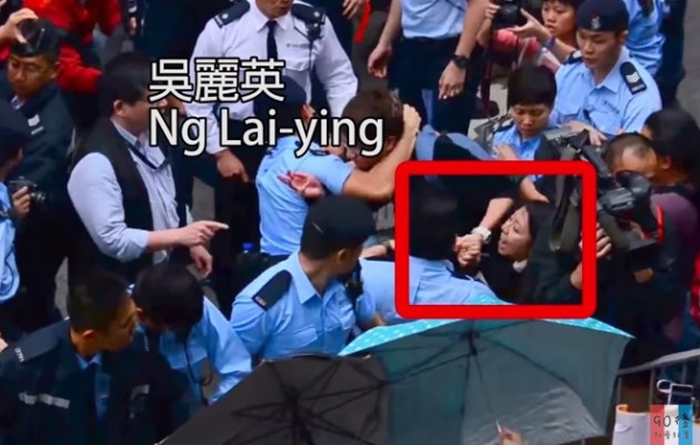 Στη φυλακή 3,5 μήνες γιατί… επιτέθηκε σε αστυνομικό με το στήθος της (βίντεο)