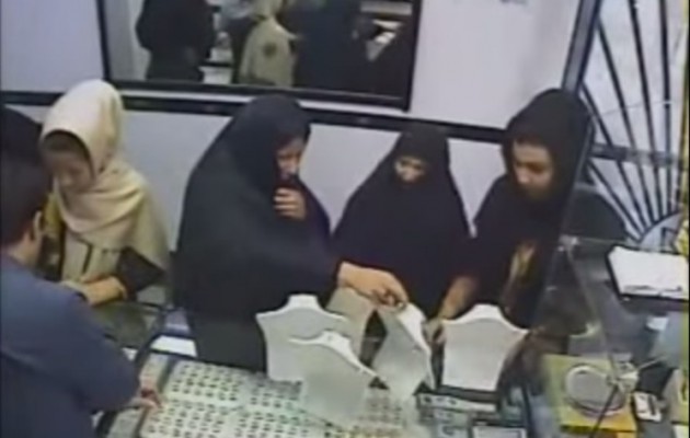 Μουσουλμάνες “ξάφρισαν” κοσμηματοπωλείο κάτω από τις μαντίλες (βίντεο)