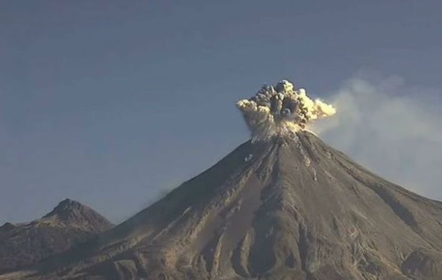 «Βρυχάται» το ηφαίστειο Κολίμα – Εντυπωσιακές εικόνες