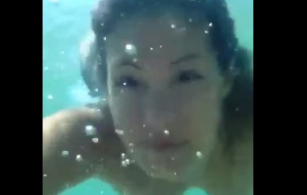 Υποβρύχιο selfie για τη Μαρία Κορινθίου – Κάνει τη γοργόνα (βίντεο)