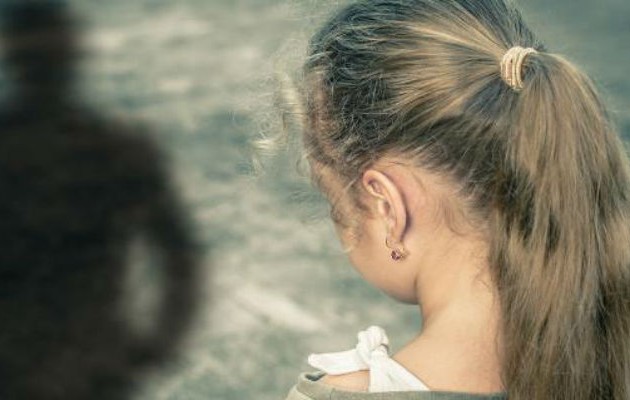 Φωτογράφιζε την ανήλικη ανιψιά του δείχνοντάς πορνογραφικό υλικό