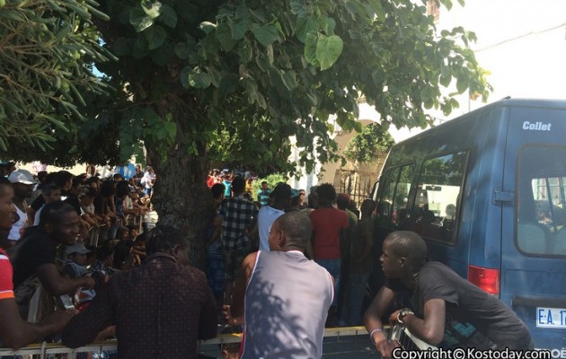 Μετανάστες εγκλώβισαν αστυνομικούς μέσα στο Τμήμα στην Κω (φωτο + βίντεο)