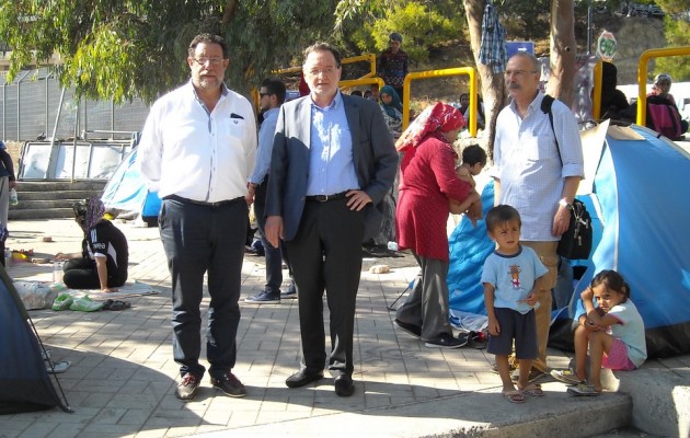 Ο Λαφαζάνης ποζάρει καμαρωτός και σκεπτικός ανάμεσα στους πρόσφυγες