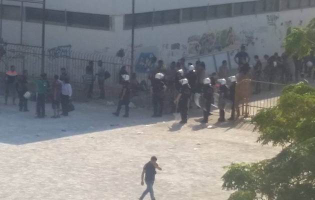 ΜΑΤ από την Αθήνα και πολίτες της Κω έκλεισαν μετανάστες και πρόσφυγες στο γήπεδο