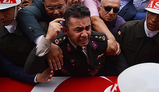 Τούρκος αντισυνταγματάρχης ξέσπασε στην κηδεία του αδελφού του κατά του Ερντογάν