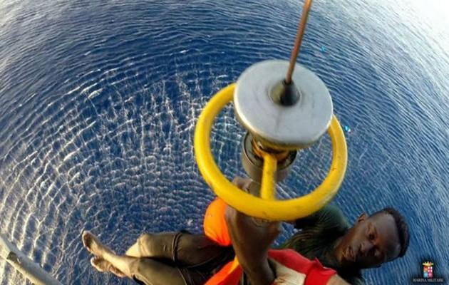 Διάσωση μεταναστών ανοιχτά της Σικελίας «κόβει την ανάσα» (βίντεο)