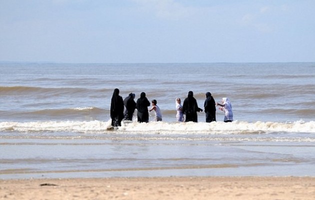 Ζητούν παραλίες μόνο για γυναίκες για να πετάξουν τις μπούργκες