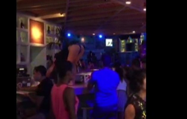 Της άνοιξε σαμπάνιες αξίας 2.500 ευρώ για να… βγάλει τα ρούχα της!