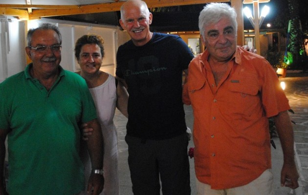 Ο Γιώργος Παπανδρέου είναι στη Σκόπελο, περνάει καλά και μιλά για το δημοψήφισμα