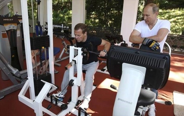 Πούτιν και Μεντβέντεφ “χτυπιούνται” στο γυμναστήριο στο σπίτι του Προέδρου