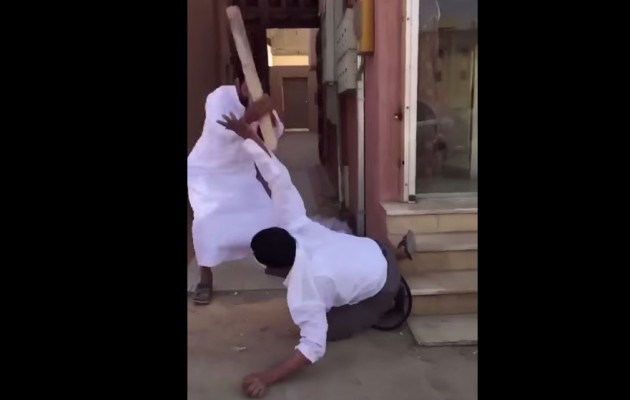 Σαουδάραβας πλακώνει στο ξύλο μετανάστη εργαζόμενο σε καθαριστήριο (βίντεο)