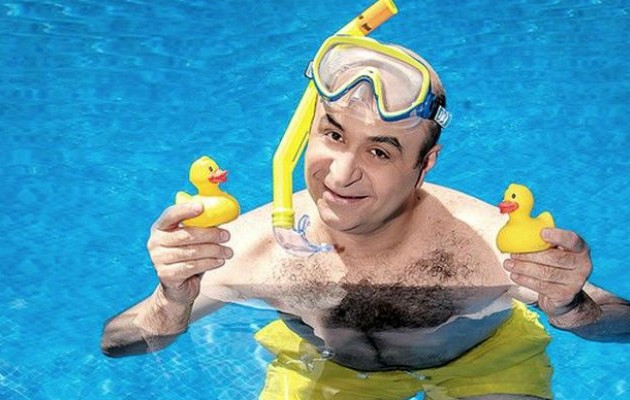 Τα πήρε τα κιλάκια του ο Σεφερλής! Δείτε τον με μαγιό να πάθετε πλάκα!