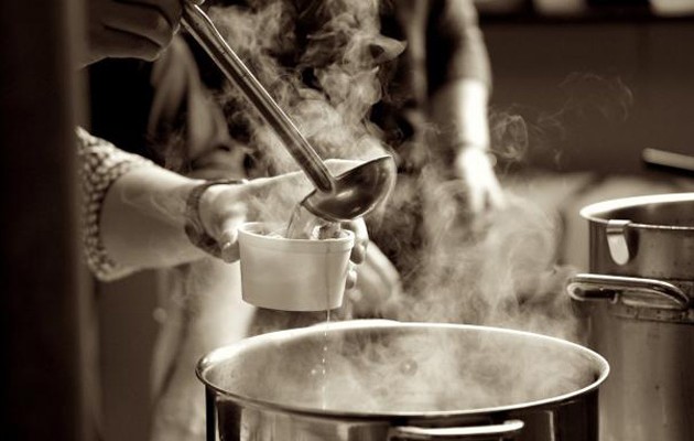 Τον έκαψαν ζωντανό  επειδή έκλεψε μία… κατσαρόλα με σούπα!