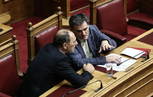 «Εξηγήσεις» Τσακαλώτου – Σταθάκη στους βουλευτές του ΣΥΡΙΖΑ για τη συμφωνία