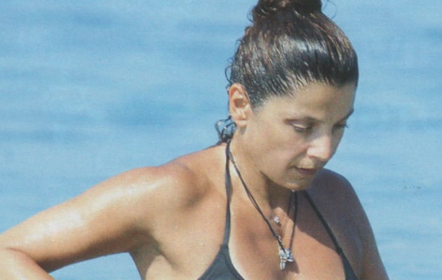 Δείτε την Πόπη Τσαπανίδου στην παραλία με το brazilian μπικίνι της!