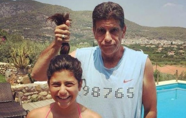 Ποια είναι η 12χρονη που έχει πιάσει από τα μαλλιά ο Μπέζος;