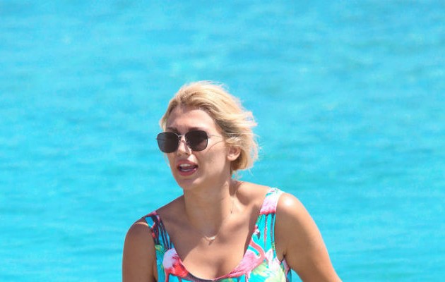 Έκανε «μπαμ» η Σπυροπούλου με τα φλαμίνγκο της στη Μύκονο! (φωτογραφίες)