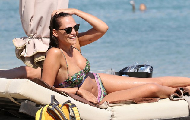 Με μπικίνι που δεν καλύπτει τίποτα η κυρία Ρέμου (φωτογραφίες)