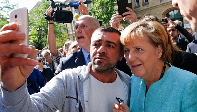 Πείθει η selfie της Μέρκελ με τον πρόσφυγα για τις προθέσεις της Γερμανίας;