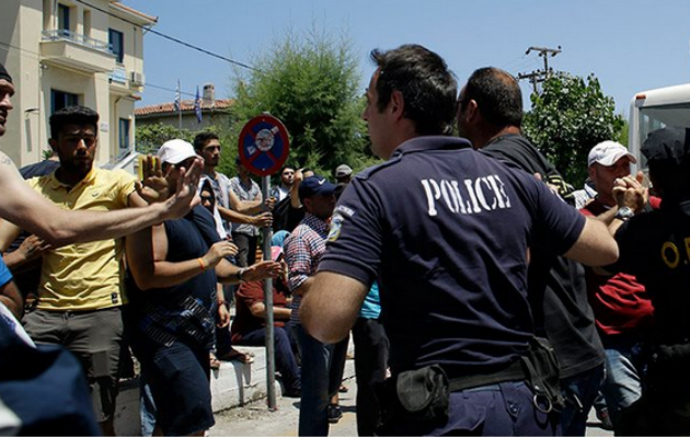 Εξέγερση χιλιάδων μεταναστών στη Μυτιλήνη – Επιχείρησαν να εισβάλουν σε πλοίο