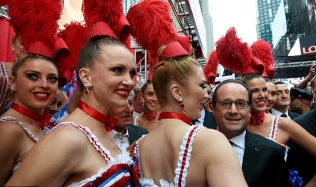 Ο Ολάντ επισκέφθηκε τα κορίτσια του Μουλέν Ρουζ