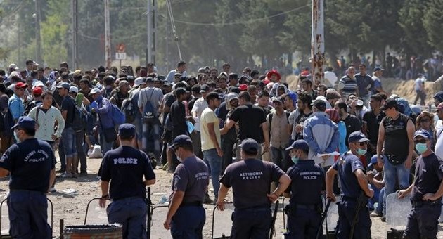 Μικροσυμπλοκές στα σύνορα Σκοπίων – Ελλάδας με πρόσφυγες και αστυνομικούς