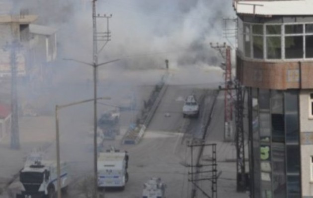 Οι Τούρκοι βομβαρδίζουν κουρδική πόλη στο Σιρνάκ
