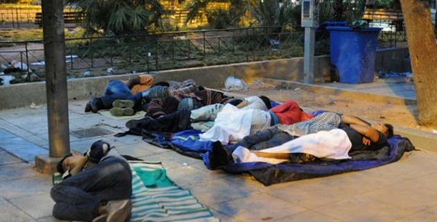 Στην πλατεία Βικτωρίας κοιμούνται οι πρόσφυγες επειδή δεν χωράνε στον Ελαιώνα!