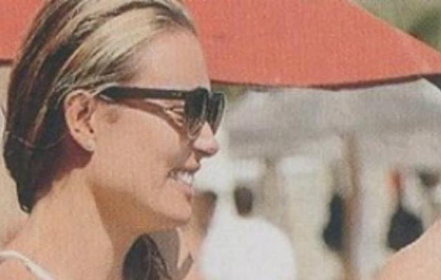 Κορμάρα η Βίκυ Καγιά με λευκό μπικίνι (φωτογραφίες)