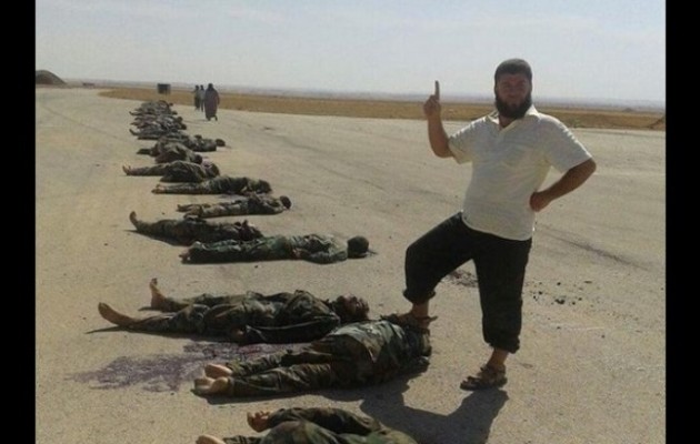 Ομαδική εκτέλεση Σύρων αιχμαλώτων πολέμου από την Αλ Κάιντα (Αλ Νούσρα) – (φωτο)