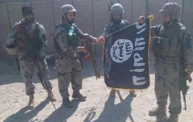 Στρατιώτες του Αφγανιστάν με λάφυρο σημαία του Ισλαμικού Κράτους