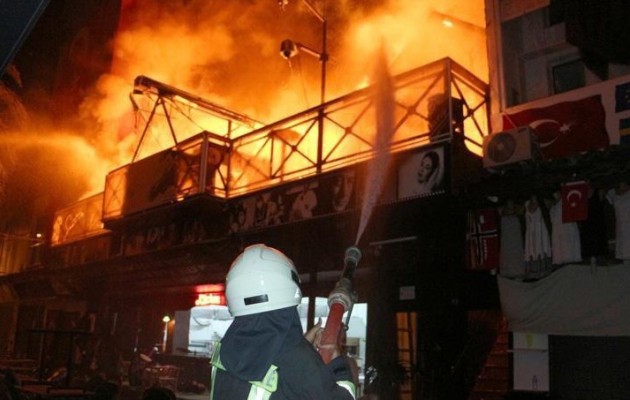 Δεύτερη νύχτα κόλασης στην Τουρκία – Γκρίζοι Λύκοι επιτίθενται σε Κούρδους