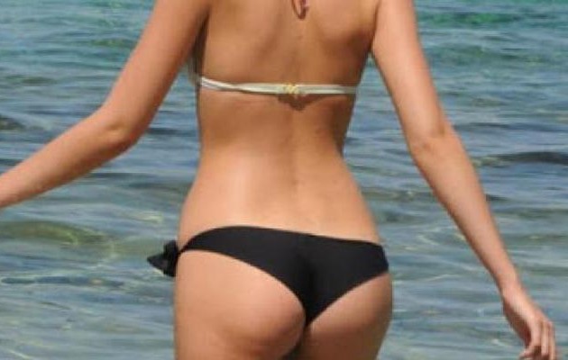 Kαυτό μοντέλο με οπίσθια για.. δάγκωμα (φωτογραφίες)