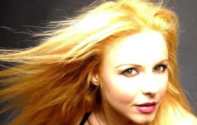 Ελληνίδα ηθοποιός ανέβηκε στα βράχια και φωτογραφήθηκε ολόγυμνη! (φωτο)