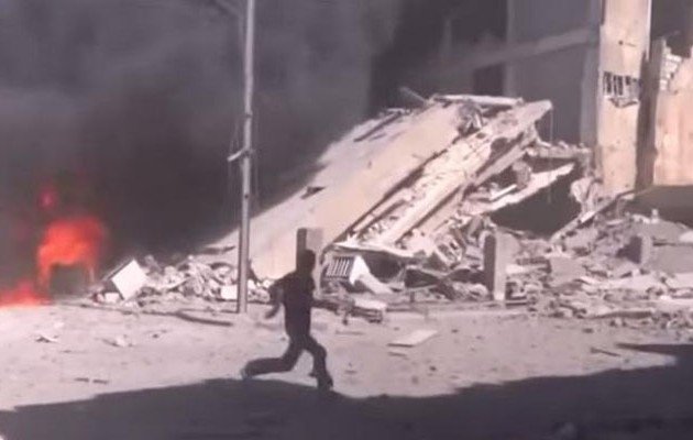 Συγκλονιστικό βίντεο από τους ρωσικούς βομβαρδισμούς στη Χομς της Συρίας