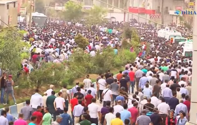 Λαοθάλασσα στην κηδεία των 21 Κούρδων που σκότωσαν οι Τούρκοι στη Τσίζρε (βίντεο)