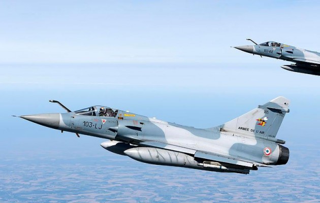Η Γαλλία ζεσταίνει μηχανές στα Μιράζ για να χτυπήσει το Ισλαμικό Κράτος